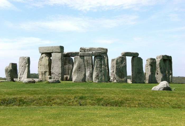 1280px-Stonehenge,_Salisbury_retouched.jpg